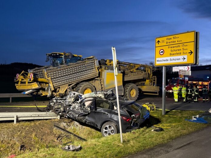 Auto gerät in Gegenverkehr - Frau stirbt bei Unfall Für die Autofahrerin kam nach dem Unfall jede Hilfe zu spät.