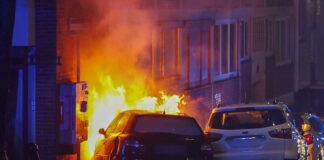 Stromkasten bei Unfall beschädigt – vier Straßen ohne Strom Nach einem Unfall in Wuppertal fangen ein Auto und ein Stromkasten Feuer.