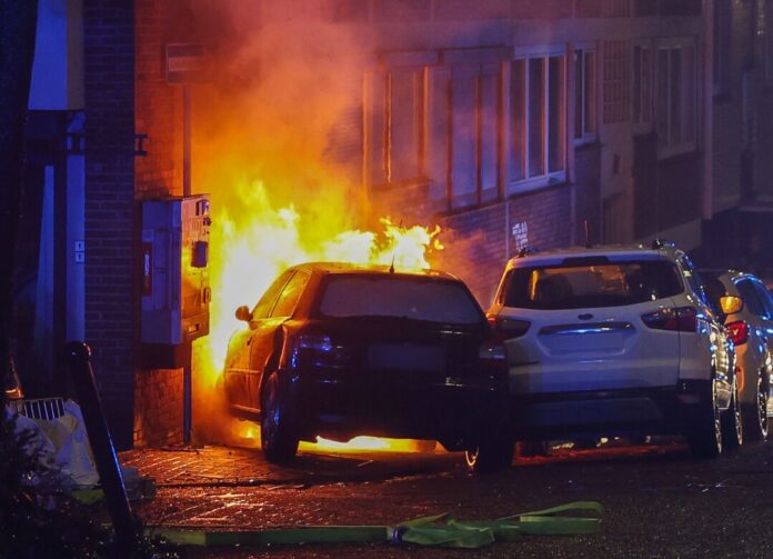 Unfall verursacht Stromausfall in Wuppertal Nach einem Unfall in Wuppertal fangen ein Auto und ein Stromkasten Feuer.