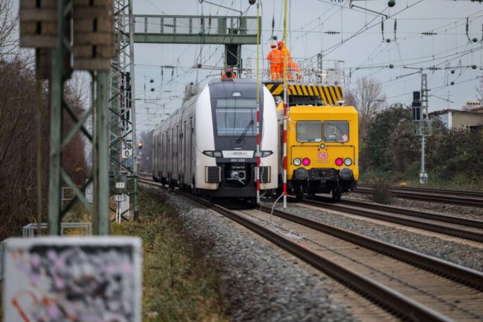 Zug in Düsseldorf-Reisholz liegengeblieben Am Mittwoch war die Strecke Düsseldorf-Köln stundenlang gesperrt - inzwischen läuft der Verkehr wieder. (Archivbild)