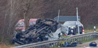 Transporter verunglückt – zwei Tote, vier Verletzte Der Wagen überschlug sich und blieb auf dem Dach liegen.