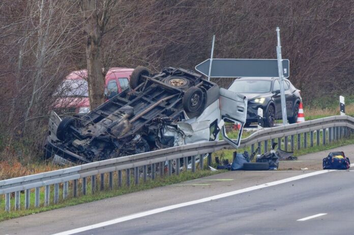 Schwerer Unfall auf der A44 Der Wagen überschlug sich und blieb auf dem Dach liegen.