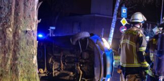 Vorfahrtsfehler: Mann prallt in Solingen gegen Baum Der Wagen des mutmaßlichen Unfallverursachers liegt auf der Seite.