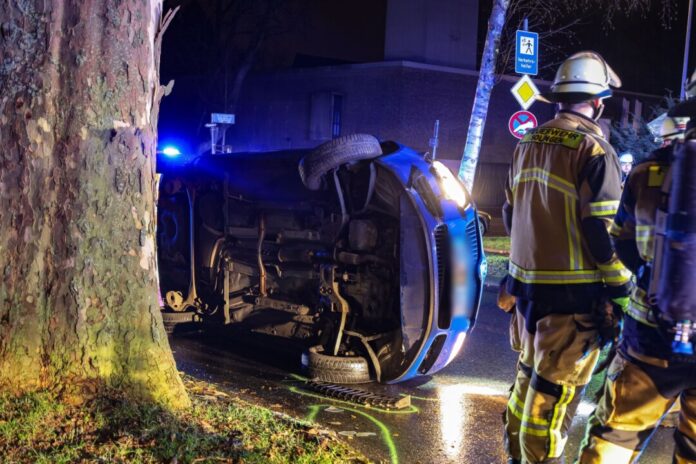 Schwerer Verkehrsunfall in Solingen Der Wagen des mutmaßlichen Unfallverursachers liegt auf der Seite.