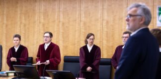 Urteil: Verkäufer des Schabowski-Zettels nicht länger anonym Der Journalist Hans-Wilhelm Saure (vorne) fordert vom Haus der Geschichte in Bonn Informationen zum berühmten Schaboski-Zettel.