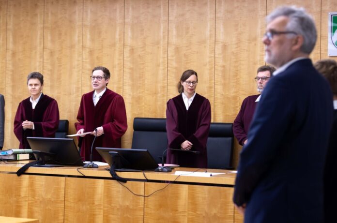 Verhandlung Streit zum sogenannten Schabowski-Zettel Der Journalist Hans-Wilhelm Saure (vorne) fordert vom Haus der Geschichte in Bonn Informationen zum berühmten Schaboski-Zettel.