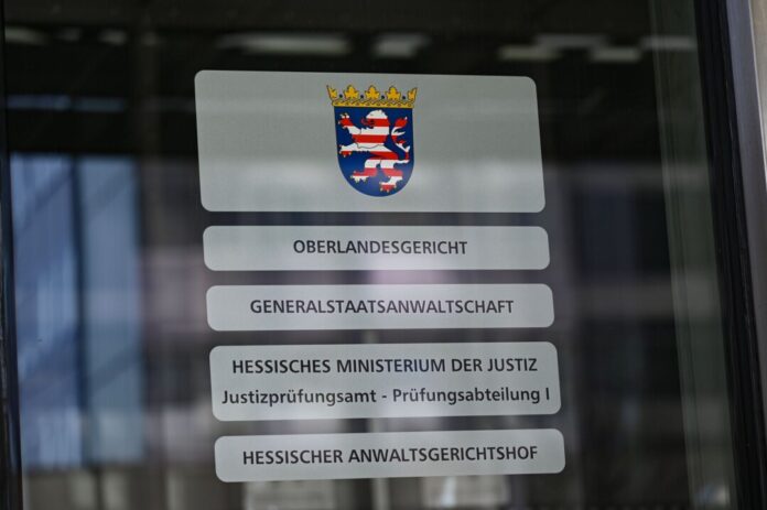 Ermittler der Generalstaatsanwaltschaft konnten die Männer gemeinsam mit der Bundespolizei in Stuttgart festnehmen. (Symbolbild)