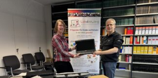 IT-Spenden aus dem Kreis Mettmann werden an Labdoo überreicht Beatrice Waldapfel überreicht die Geräte an Martin Warnecke von Labdoo. Foto: Kreis Mettmann