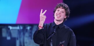 Jubeln im Akkord: Zwei 1Live-Kronen für Zartmann und Ikkimel Er glaubt es selbst kaum: Sänger Zartmann hat gleich zwei Kronen gewonnen.