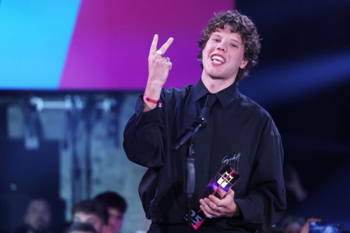 Er glaubt es selbst kaum: Sänger Zartmann hat gleich zwei Kronen gewonnen. 