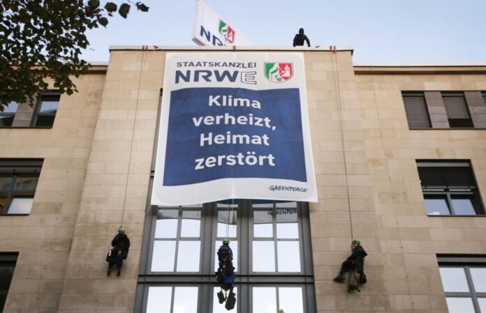 Protest gegen Tagebau - Aktivisten klettern auf Staatskanzlei Protestaktion hatte juristisches Nachspiel