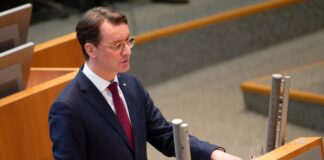 König, Zepter, Spitzenkandidat – Im Landtag geht’s hoch her NRW-Ministerpräsident Hendrik Wüst (CDU) möchte den Menschen in der Krise Mut machen.