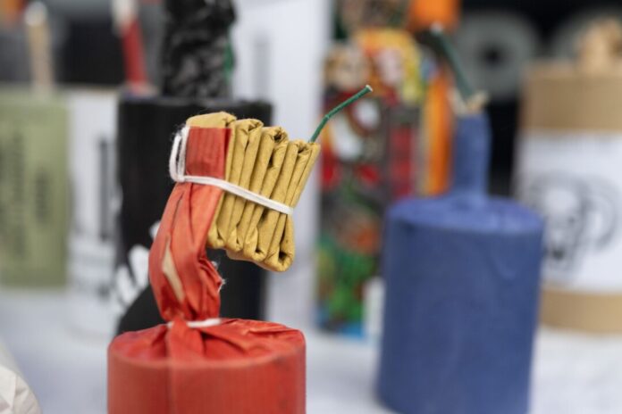 Vorführung LKA Sachsen zu Pyrotechnik In Duisburg sind Böller auf Straßenbahnen geworfen worden. (Archivbild)