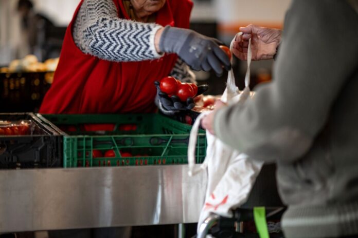Essener Tafel Frisches Obst und Gemüse ist in den NRW-Tafeln heiß begehrt. Das Angebot der Ehrenamtler hält mit der Nachfrage nach Lebensmitteln bei weitem nicht Schritt.