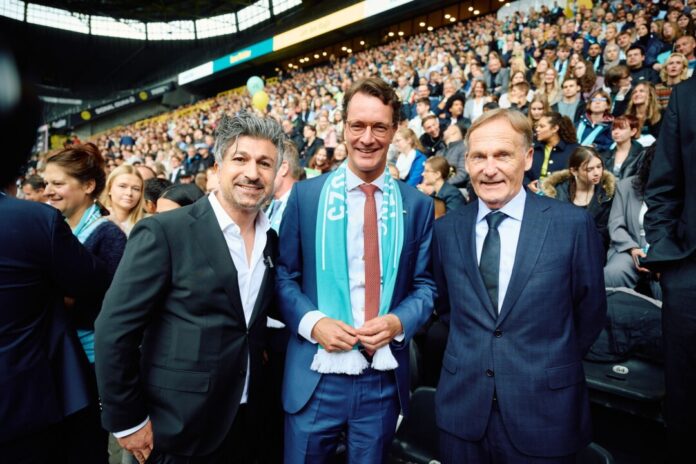 Lotto-Millionär Kürsat «Chico» Yildirim mit Ministerpräsident Hendrik Wüst (CDU) und der scheidende BVB-Geschäftsführer Watzke 
