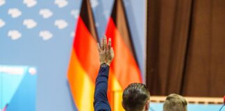 Eigentlich sollte alles glatt und professionell über die Bühne gehen, aber Alexander Eichwald brachte diesen Plan mit seiner Rede durcheinander.