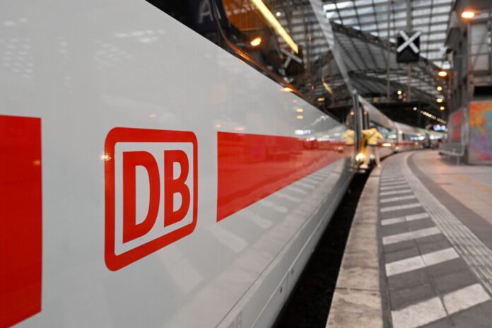 EIn ICE der Deutschen Bahn Ein Fernverkehrszug der Deutschen Bahn steht am Gleis. (Symbolbild)