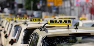 Vorgabe für Uber-Fahrten: Wie Essen das Taxi schützen will Taxifahrer, die an Vorgaben der Städte gebunden sind, fürchten einen ruinösen Wettbewerb mit Uber-Fahrern. (Archivbild)