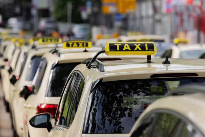 Taxifahrer Taxifahrer, die an Vorgaben der Städte gebunden sind, fürchten einen ruinösen Wettbewerb mit Uber-Fahrern. (Archivbild)