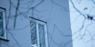 Nach Rissen evakuiertes Wohnhaus weiter nicht bewohnbar Risse sind an der Fassade eines Mehrfamilienhauses zu sehen. Weil an mehreren Stellen der Boden abgesackt ist, ist das zweistöckige Haus einsturzgefährdet. (Archivbild)