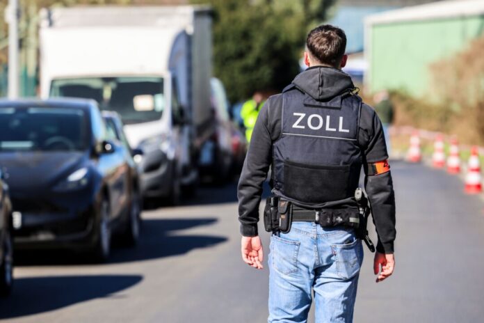 Illegale Zigarettenfabrik - zwölf Personen festgenommen Nach der Entdeckung einer illegalen Zigarettenfabrik in Düsseldorf hat der Prozess begonnen.