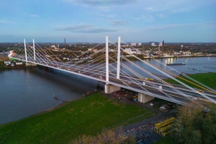 Wegen Arbeiten an der Duisburger Rheinbrücke wird über das Wochenende die A40 gesperrt