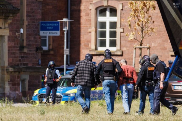 Mutmaßlicher Messerangreifer von Bielefeld angeklagt Im Juni wurde der mutmaßliche Täter in Karlsruhe einem Ermittlungsrichter vorgeführt. (Archivbild)