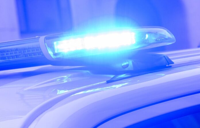 Blaulicht auf einem Einsatzfahrzeug Eine Frau hat ein Kinderfeuerwerk gezündet und dadurch ein geparktes Auto in Brand gesetzt. Es wurde völlig zerstört.