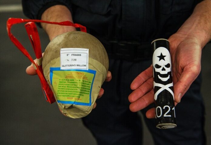 Neue Video-Kampagne für mehr Sicherheit zu Silvester Ein Polizeibeamter vom Landeskriminalamt Mainz hält zwei illegale Feuerwerkskörper, eine Kugelbombe und einen Böller mit Totenkopf, in seinen Händen. Illegale Feuerwerkskörper sind häufig mit wesentlich höheren Sprengstoffmengen gefüllt und können schwere oder sogar tödliche Verletzungen verursachen. Foto: Andreas Arnold/dpa / Weiterer Text über ots und www.presseportal.de/nr/129041 / Die Verwendung dieses Bildes für redaktionelle Zwecke ist unter Beachtung aller mitgeteilten Nutzungsbedingungen zulässig und dann auch honorarfrei. Veröffentlichung ausschließlich mit Bildrechte-Hinweis. picture alliance / Andreas Arnold/dpa Fotograf:Andreas Arnold