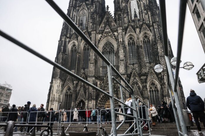 Silvestervorbereitungen am Dom in Köln Rund um den Kölner Dom darf kein Feuerwerk mitgeführt werden.