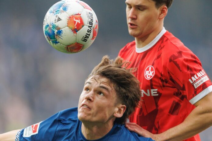 Arminia Bielefeld - 1. FC Kaiserslautern Bielefelds Maximilian Großer im Kopfballduell mit Florian Kleinhansl.