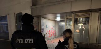 Polizisten stehen an einem Flatterband in Herford, wo ein 16-Jähriger bei einem Messerangriff lebensgefährlich verletzt wurde. 