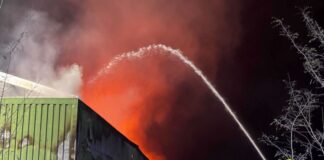 Es brennt lichterloh in der Lagerhalle.