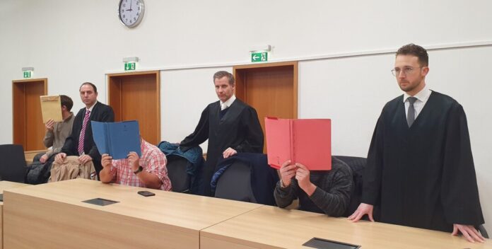 Prozess um Umweltskandal beginnt Mit Geständnissen hat der Prozess um die illegale Entsorgung von Löschschaum in Krefeld begonnen.