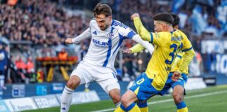 1:2 in Braunschweig: Ex-Schalker stoppen Schalke 04 Die Braunschweiger Johan Gomez (verdeckt, Eintracht Braunschweig) und Robin Heußer bedrängen den Schalker Kenan Karaman (l).