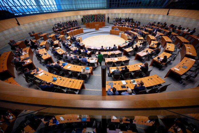 Landtagssitzung Nordrhein-Westfalen Abgeordnete sitzen im Plenarsaal des Landtags. Dort wurde es 2025 oft laut (Archivfoto)