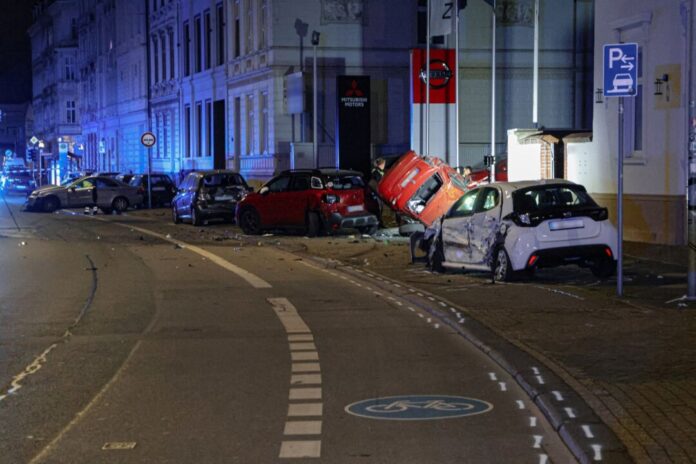 Schwerer Unfall nach Flucht vor Polizeikontrolle Ein Autofahrer ist in Wuppertal in mehrere parkende Fahrzeuge gerast.