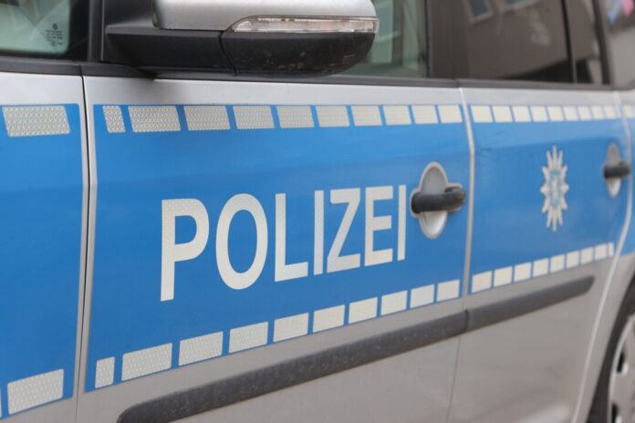 Polizei - Symbolbild Die Polizei in Herford hat drei mutmaßliche Betrüger festgenommen, die es auf das Geld von Seniorinnen und Senioren abgesehen haben sollen. (Symbolbild)