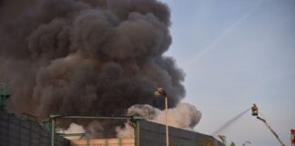 Brand in Recyclingbetrieb verursacht riesige Rauchsäule Feuerwehrleute bekämpfen einen Großbrand in einem Recyclingbetrieb