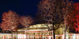Beethovenhalle neu eröffnet – «Ort der Demokratiegeschichte» Blick auf die wiedereröffnete, farbig beleuchtete Beethovenhalle Bonn.