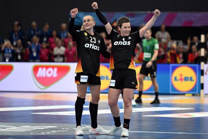 Annika Lott (l) und Alina Grijseels wollen das DHB-Team ins Halbfinale werfen.
