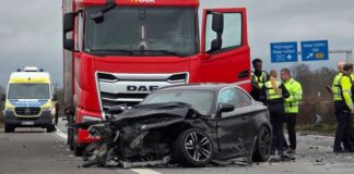 Nach Unfall auf Autobahn von Auto erfasst – zwei Tote Die Fahrtrichtung muss nach dem Unfall länger gesperrt bleiben.