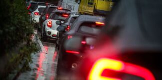 Weihnachtsferien starten mit Staus und vollen Zügen Viele Familien reisen in den Weihnachtsferien Richtung Alpen. Auf den Autobahnen dürfte es voll werden. (Archivbild)