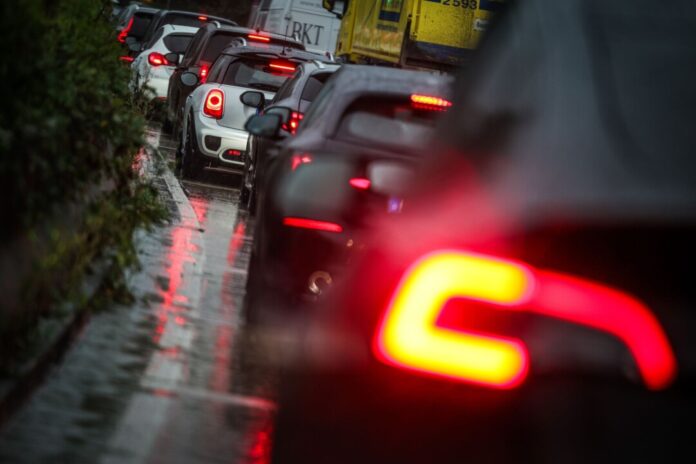 Stau Viele Familien reisen in den Weihnachtsferien Richtung Alpen. Auf den Autobahnen dürfte es voll werden. (Archivbild)
