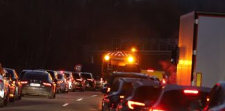 Zwei Autos brennen auf Autobahn 1 nach Glätte-Unfall Glätte hat auf der A1 am Morgen zu mehreren Unfällen geführt.