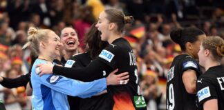«So gerockt»: Handballerinnen im WM-Halbfinale Die deutschen Handballerinnen bejubeln ihren Halbfinaleinzug.