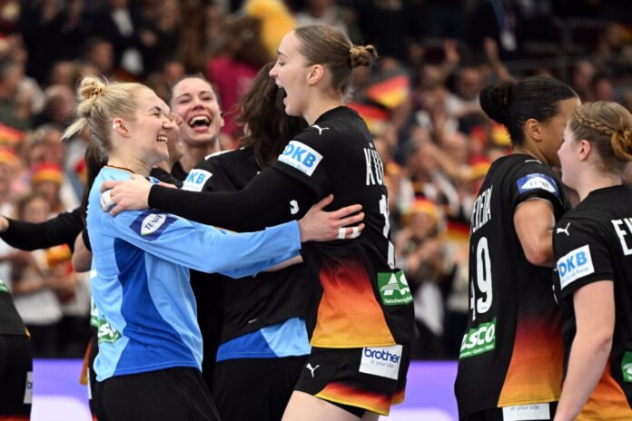 Deutschland - Brasilien Die deutschen Handballerinnen bejubeln ihren Halbfinaleinzug.