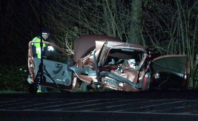 Schwerer Verkehrsunfall in Werne Rettungskräfte haben den lebensbedrohlich verletzten 57-Jährigen und seine Beifahrerin geborgen und in eine Klinik gebracht.