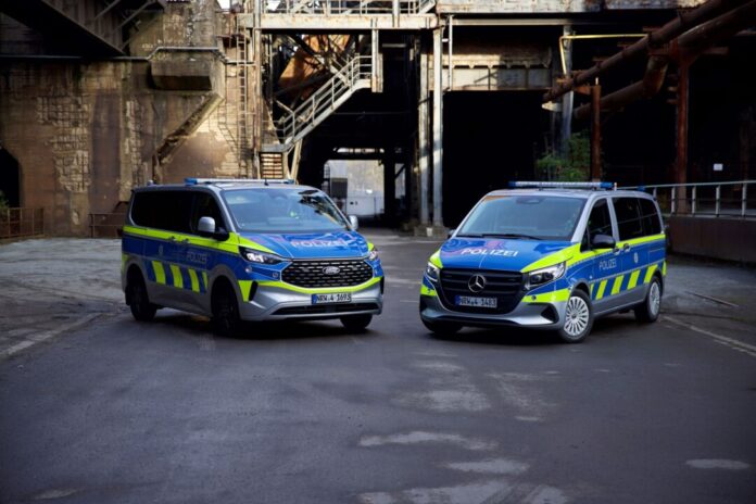 Die neuen Streifenwagen-Modelle der NRW-Polizei: Ford Tourneo Custom (l) und Mercedes-Benz Vito