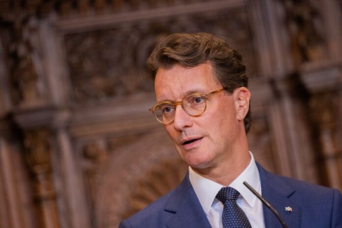 NRW-Ministerpräsident Wüst Für seine Familie schwingt Nordrhein-Westfalens Ministerpräsident Hendrik Wüst (CDU) an Weihnachten gerne den Kochlöffel. (Archivbild)